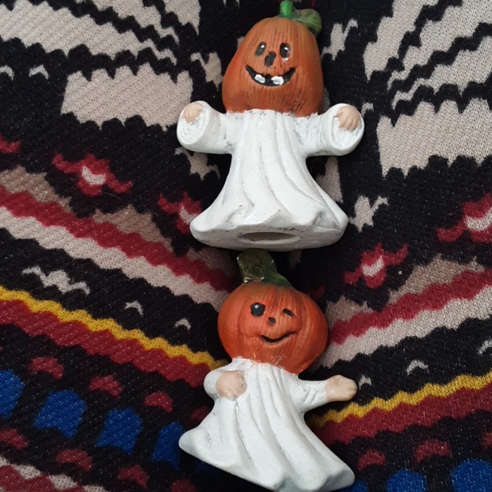 Two trickertreater figurines